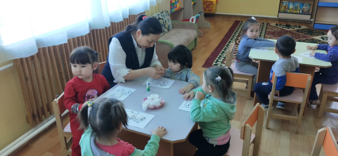 "Төрт түлік мал" Мақсаты:балаларға төрт түлік малдың өрісімен,тіршілік табиғатпен,малдың қадір қасиетімен таныстыру."Қарлығаш"кіші тобы.Тәрбиеші:Иманжапарова Жайнагуль Кенжешовна