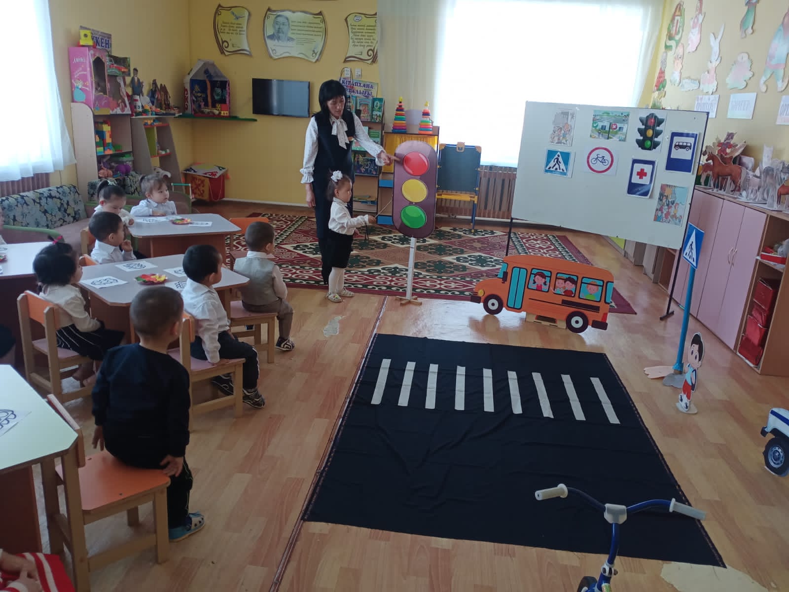 "Жол ережесін сақтайық" "Жол ережесін сақтайық"